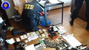 Grupare specializată în producerea și comercializarea anabolizantelor, deconspirată de SIS (FOTO)