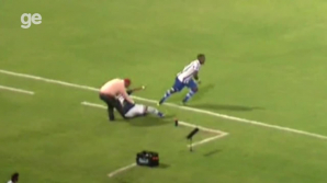 Incident la un meci din Brazilia. Un fotbalist şi-a accidentat propriul antrenor