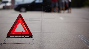 Un bărbat a fost lovit mortal de o maşină în timp ce traversa neregulamentar strada