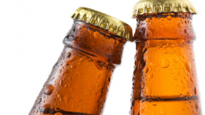 Cum deschizi o sticlă de bere cu ajutorul unei hârtii (VIDEO)