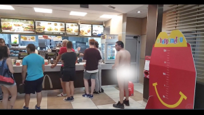 Un bărbat gol puşcă s-a aşezat liniştit la coadă într-un McDonald's (VIDEO +18)