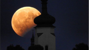 Milioane de priviri aţintite spre cer! Eclipsa parțială de lună văzută în diferite colţuri ale lumii (GALERIE FOTO)