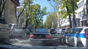 Nu știe să conducă și nici nu se uită în oglinzi. Un șofer din Chișinău a provocat intenționat un accident (VIDEO)