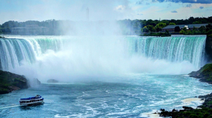 Apa cascada Niagara murdară și urât mirositoare din cauza unor descărcări de gunoaie
