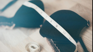 Sutienul - prosop, o soluție pentru femei în zilele fierbinți de vară (VIDEO)