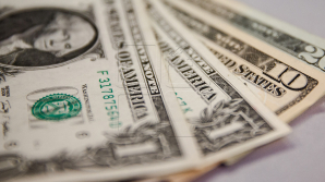 Dolarul american, la cel mai scăzut nivel din ultimii doi ani. Specialiştii explică cauza ieftinirii