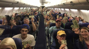 PÂNĂ LA LACRIMI. Cum au fost surprinşi pasagerii unui avion