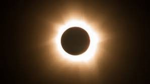 O eclipsă de Soare va întuneca Pământul. Fenomenul va fi vizibil în special în SUA, în această seară