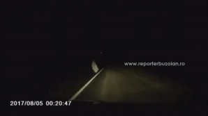 Apariție stranie pe o șosea. La miezul nopții, o siluetă albă plutea în fața unui șofer (VIDEO)