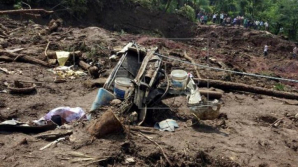 TRAGEDIE îngrozitoare în India. 50 de oameni și-au pierdut viața, după ce autocarele în care se aflau au căzut în prăpastie