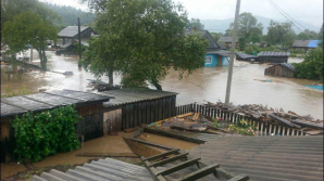 Vântul puternic şi ploile abundente au făcut prăpăd în lume: Oameni morţi şi inundaţii devastatoare