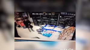 GROAZNIC! Un bărbat şi-a dat foc pentru că iubita a refuzat să vorbească cu el (VIDEO 18+)