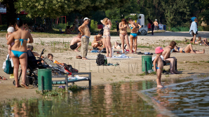CANICULA, combătută la plaje și piscine: Sute de moldoveni au parte de distracţii la plaja de la Vadul lui Vodă
