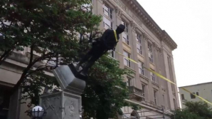 Manifestanțiile din SUA i-au întorsături grave. Demonstranţii au dărâmat o statuie a unui soldat confederat (VIDEO))