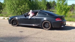 Cel mai TÂMPIT tată! Şi-a scos copilul pe geamul BMW-ului, apoi a pornit în viteză (VIDEO REVOLTĂTOR)