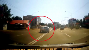 Conduc după propriile reguli: Un şofer, surprins încălcând regulile de circulaţie