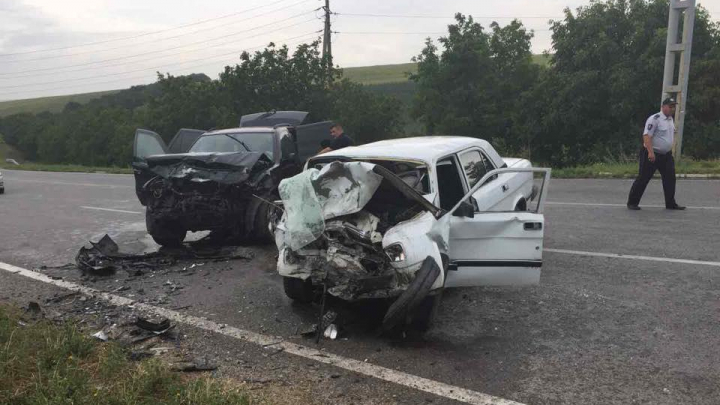 O Volga s-a facut praf într-o curbă! Şase persoane au fost rănite în urma unui GRAV accident pe șoseaua Orhei-Rezina