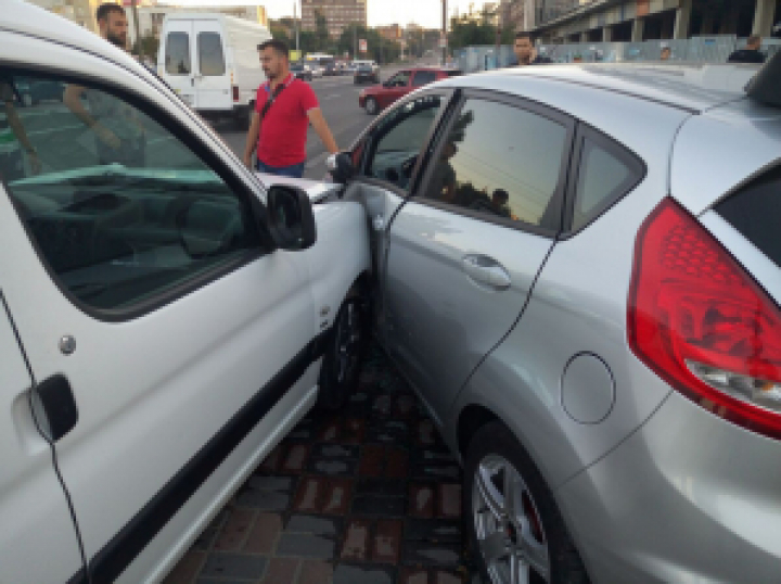 Seară plină de accidente în Chișinău. Cinci mașini s-au lovit violent în sectorul Ciocana al Capitalei (FOTO, VIDEO)