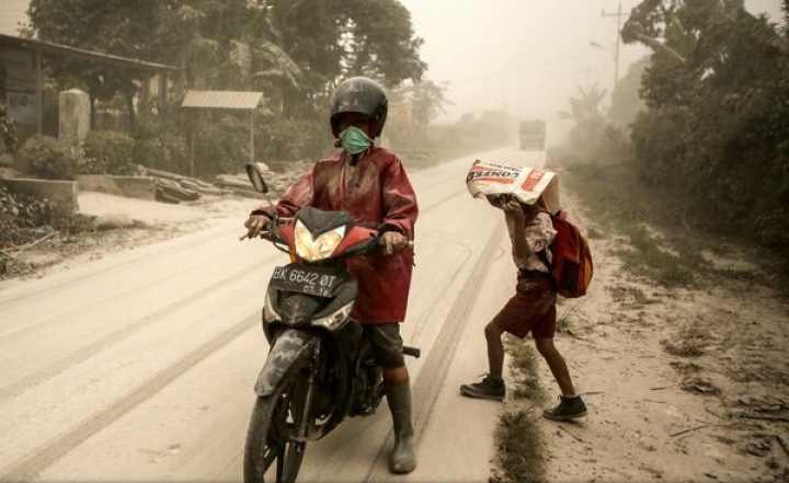 Cenușa fierbinte a vulcanului Sinabung, care se extinde pe mai mulți kilometri, pune în pericol viața a mii de oameni