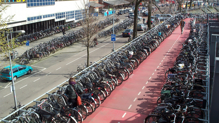 În Olanda a fost inaugurată cea mai mare parcare subterană pentru biciclete