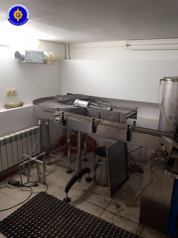 Grupare specializată în producerea și comercializarea anabolizantelor, deconspirată de SIS (FOTO)