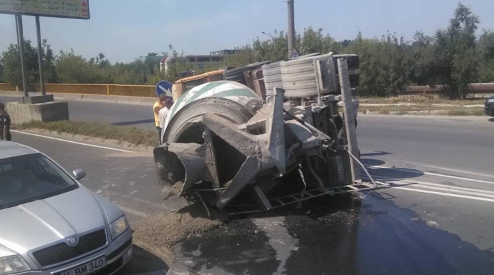 O betonieră s-a răsturnat pe o stradă din Capitală. O ambulanţă şi Poliţia, la faţa locului (FOTO)