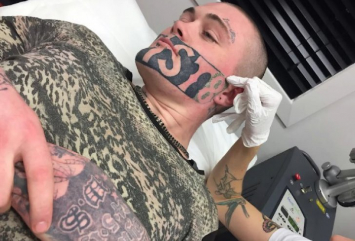 Incredibil! Un deținut s-a trezit cu un imens tatuaj permanent pe față. Ce e scris pe chipul lui (FOTO)