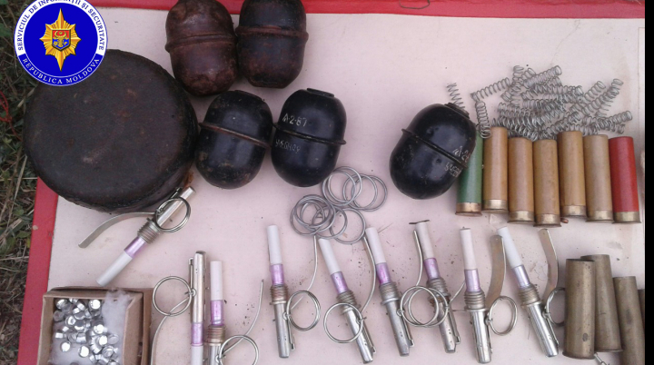 Se pregătea de război? SIS a descoperit un adevărat depozit de arme la un fost angajat MAI (FOTO)