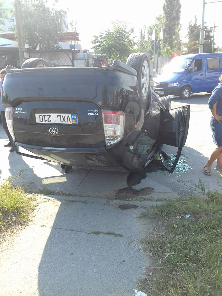 ACCIDENT SPECTACULOS în Capitală. Două mașini s-au ciocnit violent, una dintre ele a fost răsturnată (FOTO/VIDEO)