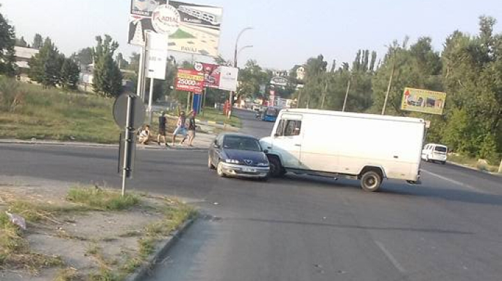 ZIUA ACCIDENTELOR în Capitală. Două autoturisme s-au ciocnit în sectorul Botanica (FOTO)