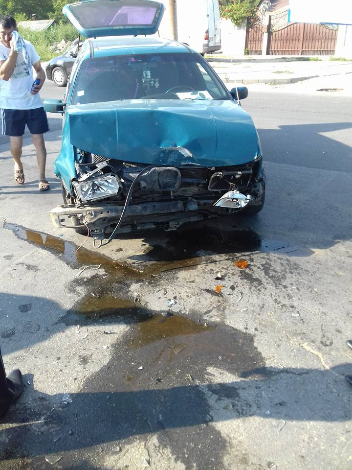 ACCIDENT SPECTACULOS în Capitală. Două mașini s-au ciocnit violent, una dintre ele a fost răsturnată (FOTO/VIDEO)