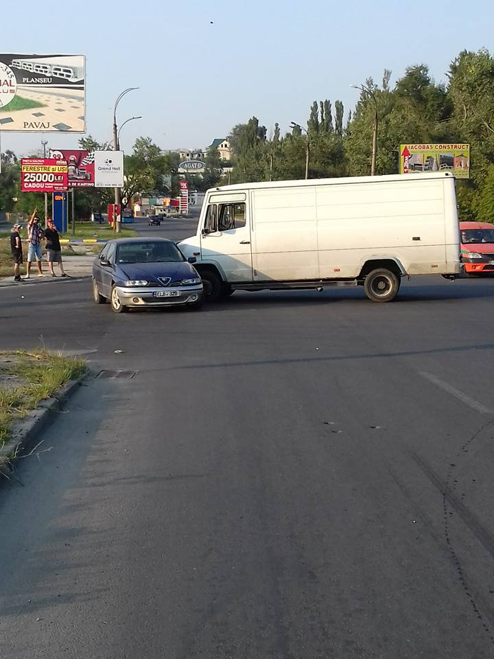 ZIUA ACCIDENTELOR în Capitală. Două autoturisme s-au ciocnit în sectorul Botanica (FOTO)