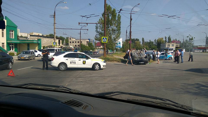 ACCIDENT SPECTACULOS în Capitală. Două mașini s-au ciocnit violent, una dintre ele a fost răsturnată (FOTO/VIDEO)