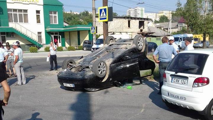 ACCIDENT SPECTACULOS în Capitală. Două mașini s-au ciocnit violent, una dintre ele a fost răsturnată (FOTO/VIDEO)