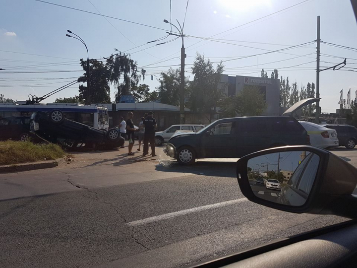 ACCIDENT SPECTACULOS în Capitală. Două mașini s-au ciocnit violent, una dintre ele a fost răsturnată (FOTO/VIDEO)