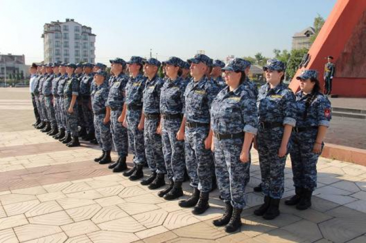 Vor fi repartizaţi ca supraveghetori la închisorile din ţară. 50 de tineri au jurat credinţă Patriei (FOTO)