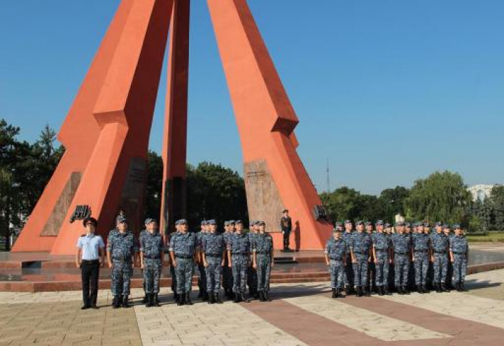 Vor fi repartizaţi ca supraveghetori la închisorile din ţară. 50 de tineri au jurat credinţă Patriei (FOTO)