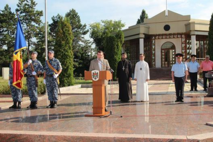 Vor fi repartizaţi ca supraveghetori la închisorile din ţară. 50 de tineri au jurat credinţă Patriei (FOTO)