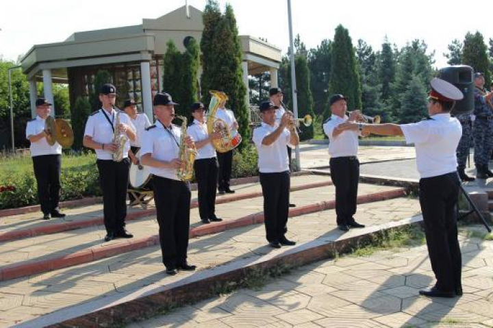 Vor fi repartizaţi ca supraveghetori la închisorile din ţară. 50 de tineri au jurat credinţă Patriei (FOTO)