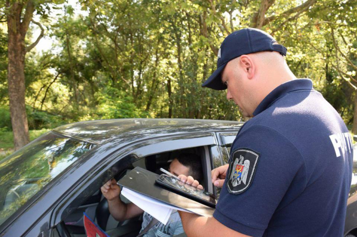 Verificări în trafic efectuate de ofițerii Inspectoratului Național de Patrulare. Câți șoferi au fost sanționați de către polițiști