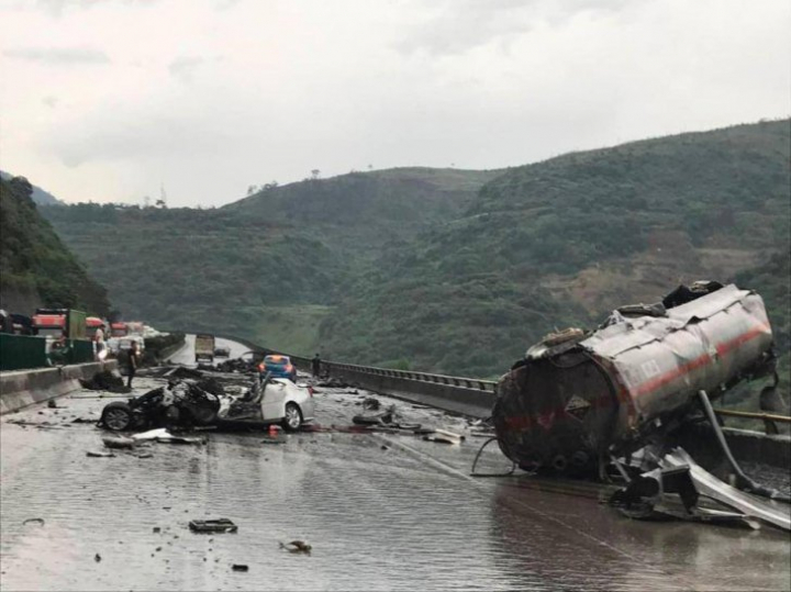 Accident cumplit! Cinci oameni au murit după ce un autotren a lovit trei mașini (FOTO)