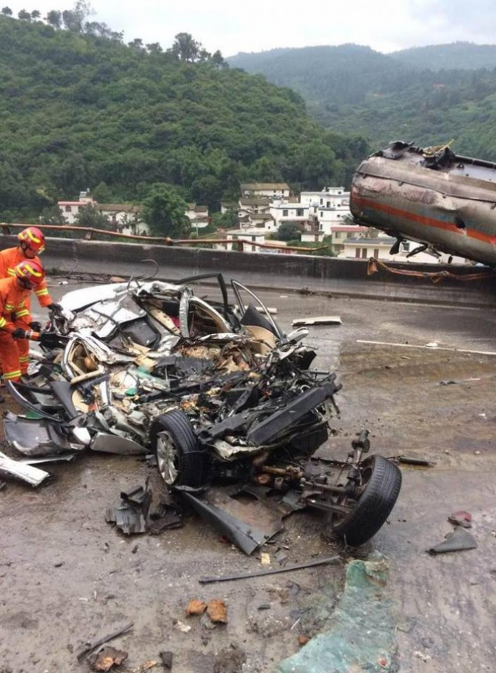 Accident cumplit! Cinci oameni au murit după ce un autotren a lovit trei mașini (FOTO)