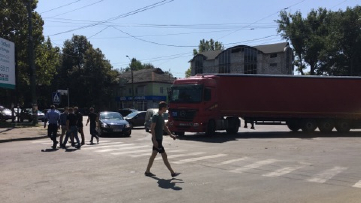 Accident pe strada Calea Ieşilor din Capitală. Un automobil s-a ciocnit cu un TIR (FOTO)