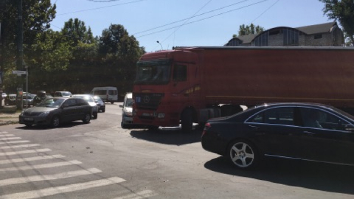 Accident pe strada Calea Ieşilor din Capitală. Un automobil s-a ciocnit cu un TIR (FOTO)