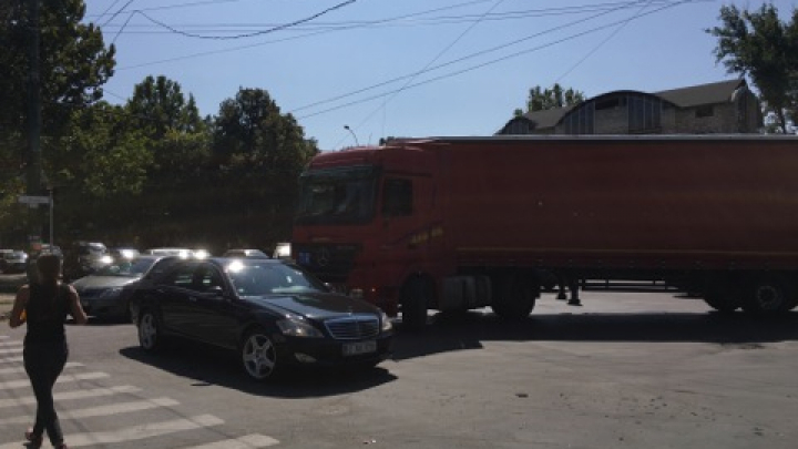 Accident pe strada Calea Ieşilor din Capitală. Un automobil s-a ciocnit cu un TIR (FOTO)