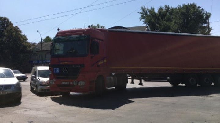 Accident pe strada Calea Ieşilor din Capitală. Un automobil s-a ciocnit cu un TIR (FOTO)