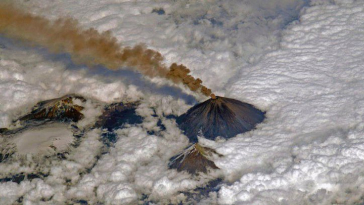 Un vulcan din Extremul Orient a erupt violent. Imaginea spectaculoasă de deasupra norilor