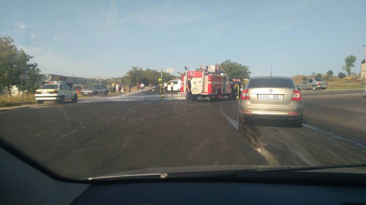 ACCIDENT GRAV pe traseul Chişinău - Hânceşti. Mai mulţi răniţi după ce trei maşini s-au ciocnit (FOTO)