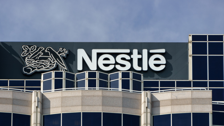 Compania Nestle, acuzată că ar fi vândut  apă de la robinet, în valoare de 900 de milioane de dolari pe an, sub numele unui brand premium