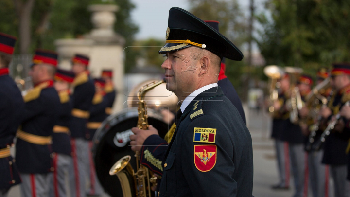 MOLDOVA, ÎN STRAIE DE SĂRBĂTOARE: Paradă a portului popular, un tricolor gigantic, muzică şi voie bună 